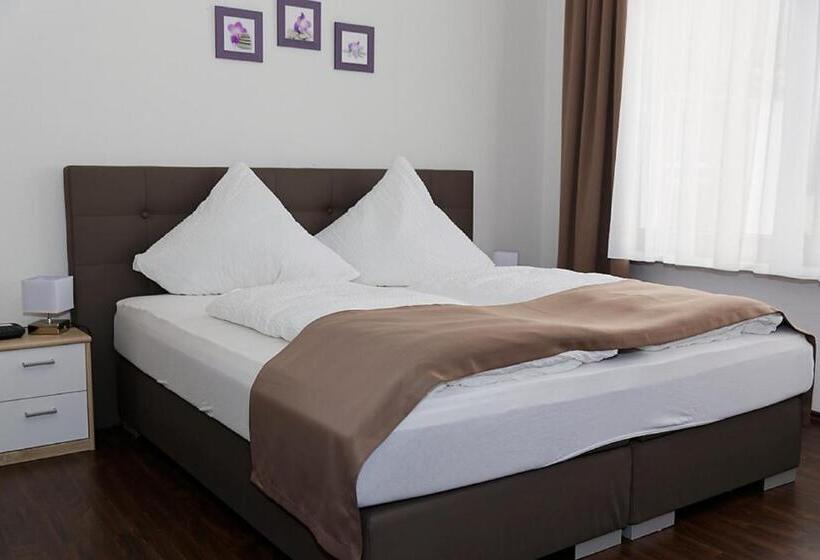 ホテル Hüttl   Garni