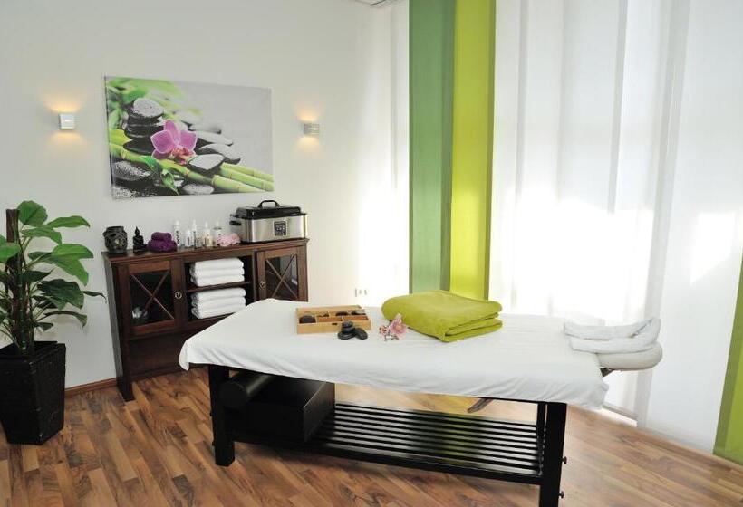 Kurhotel Grüttner Mit Eigenem Sole Thermal Schwimmbad 32 Grad Und Saunalandschaft