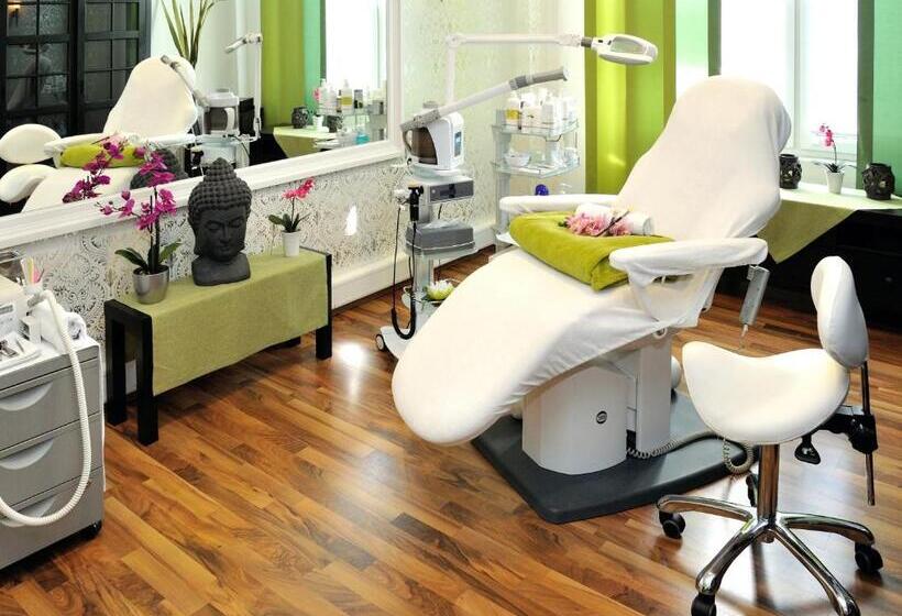 Kurhotel Grüttner Mit Eigenem Sole Thermal Schwimmbad 32 Grad Und Saunalandschaft