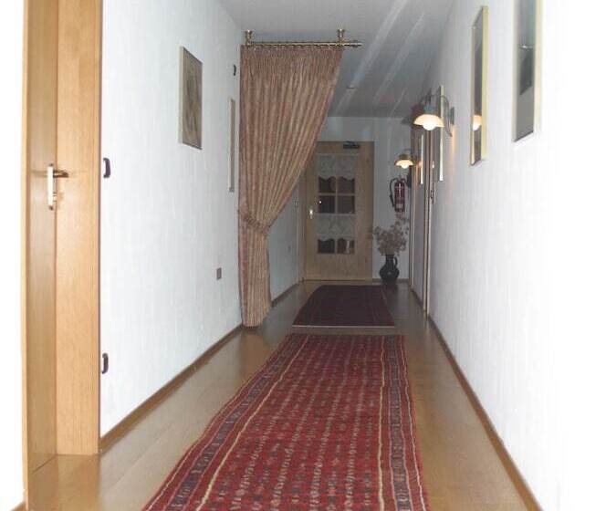 بنسيون Zum Lindenbaum