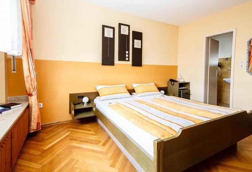 Villa Bruderfels, Garni