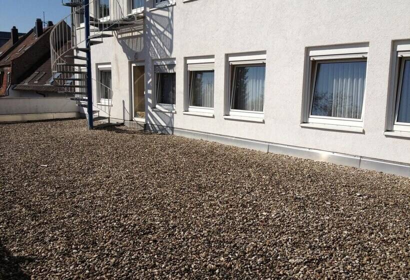 ベッドアンドブレックファースト Stadtcafé Pension