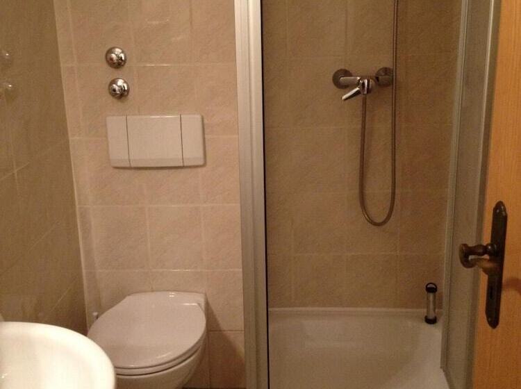 ベッドアンドブレックファースト Stadtcafé Pension