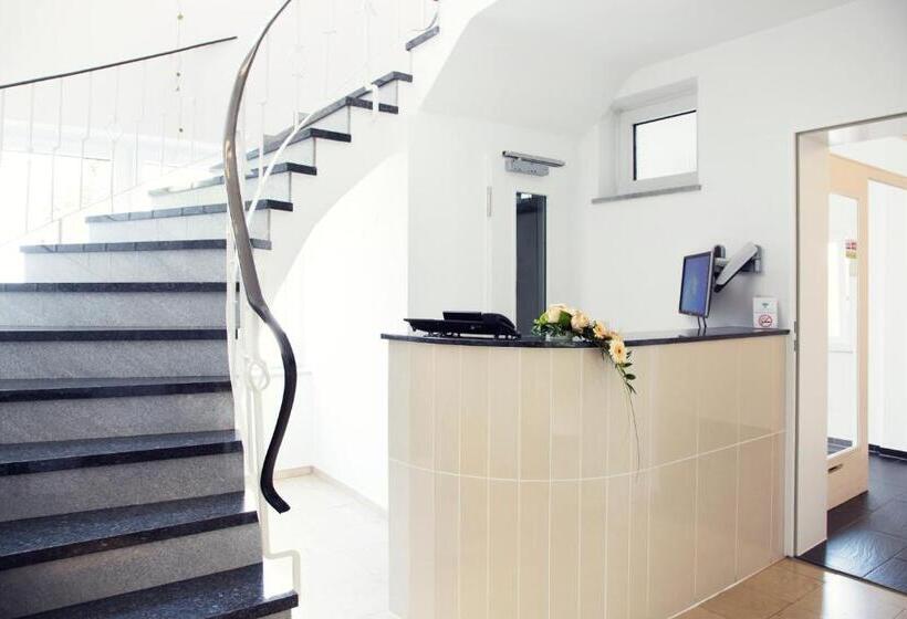 Отель Lowenguth