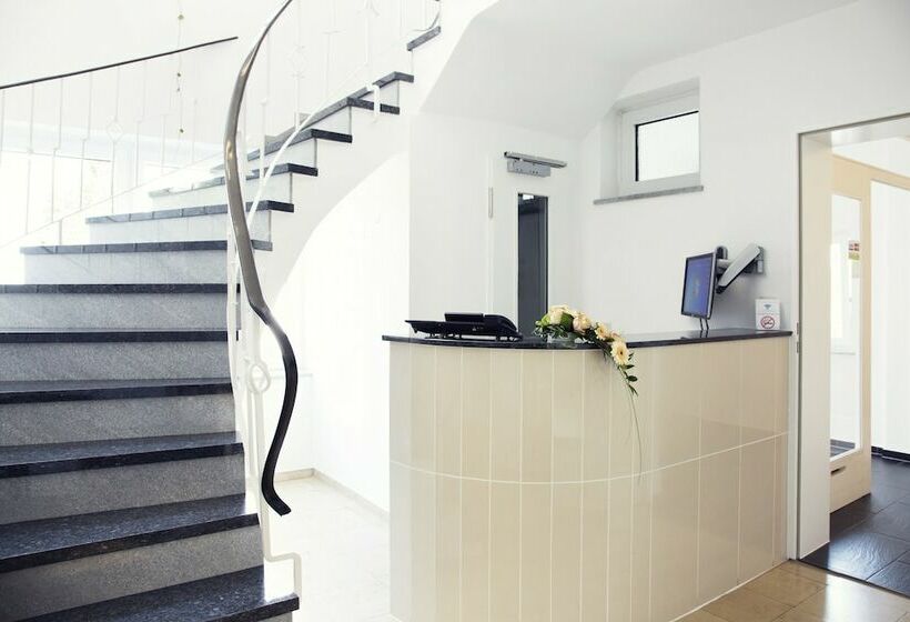 Отель Lowenguth