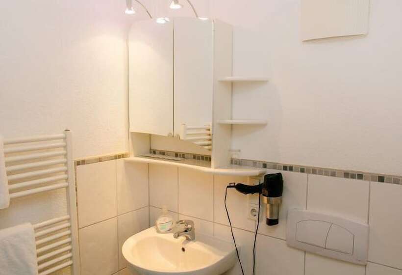 Landhotel Airport Inn