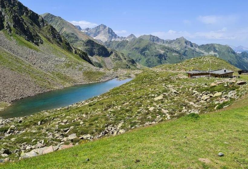 مبيت وإفطار Gästehaus Landhaus Tyrol