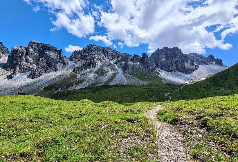 مبيت وإفطار Gästehaus Landhaus Tyrol