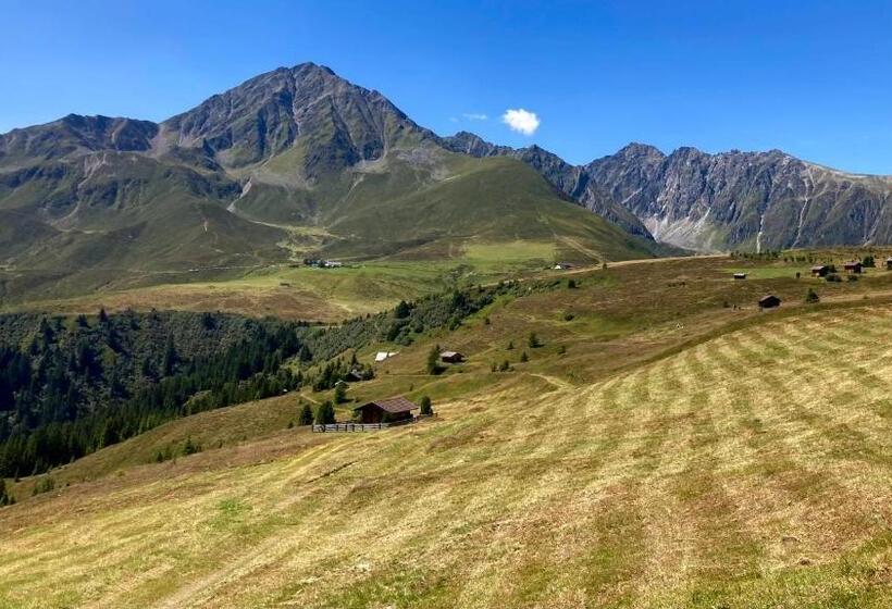 مبيت وإفطار Gästehaus Landhaus Tyrol