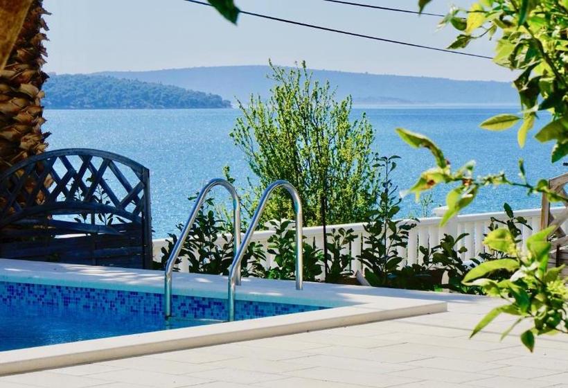 ホテル Bavaria - First Library