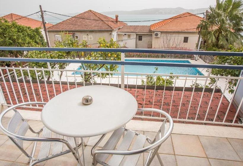 ホテル Bavaria - First Library