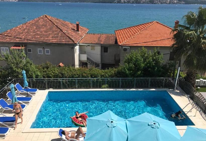 ホテル Bavaria - First Library