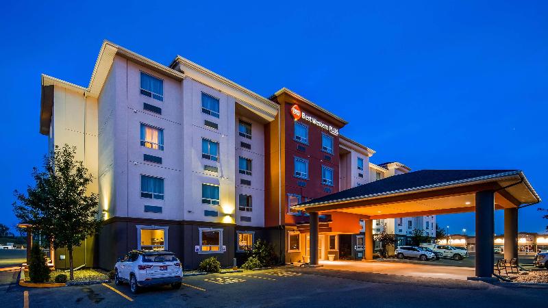 هتل Best Western Plus Estevan Inn & Suites