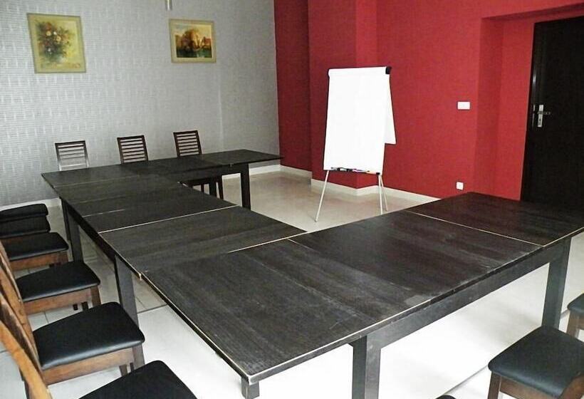 酒店 Black & White