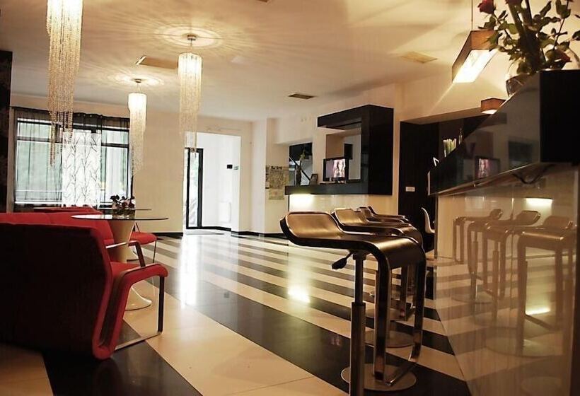 酒店 Black & White