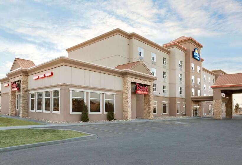 בית מלון כפרי Days Inn & Suites By Wyndham Edmonton Airport