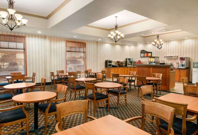 فندق Days Inn & Suites By Wyndham Edmonton Airport