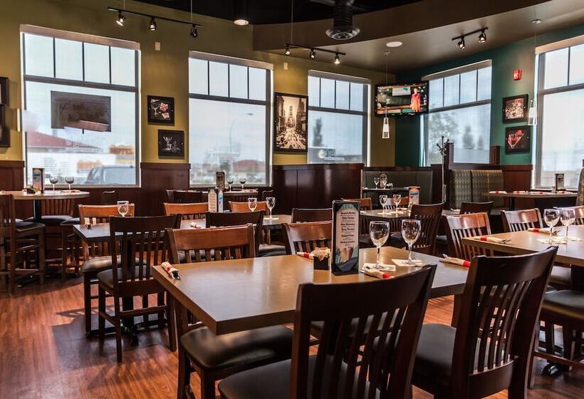 בית מלון כפרי Days Inn & Suites By Wyndham Edmonton Airport