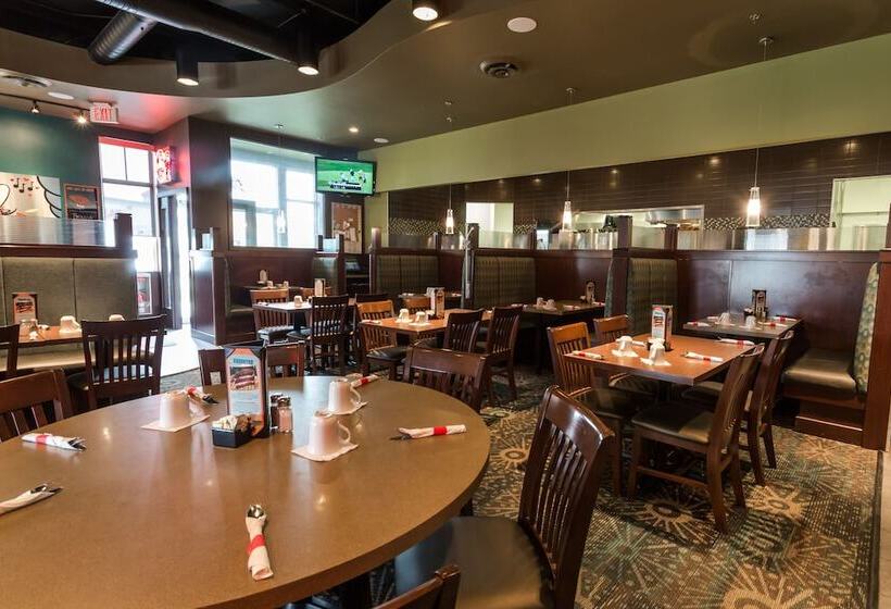 בית מלון כפרי Days Inn & Suites By Wyndham Edmonton Airport