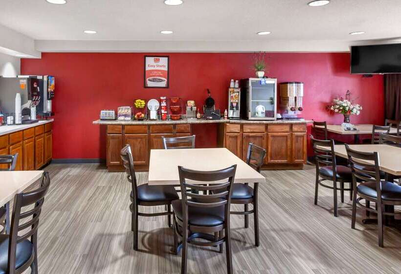 فندق Econo Lodge Inn & Suites