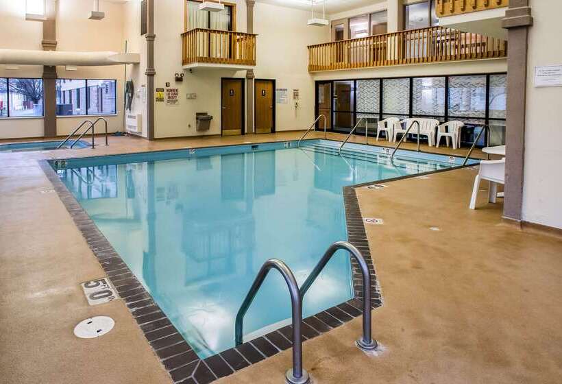 فندق Econo Lodge Inn & Suites