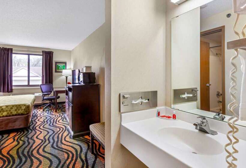 فندق Econo Lodge Inn & Suites