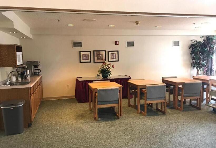 فندق Econo Lodge Inn & Suites