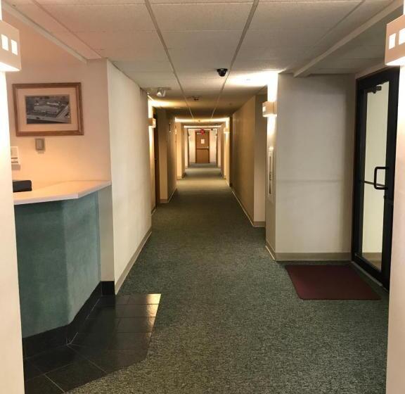 فندق Econo Lodge Inn & Suites