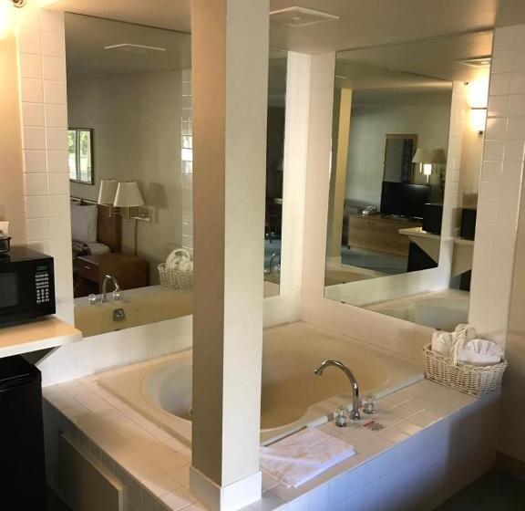 فندق Econo Lodge Inn & Suites