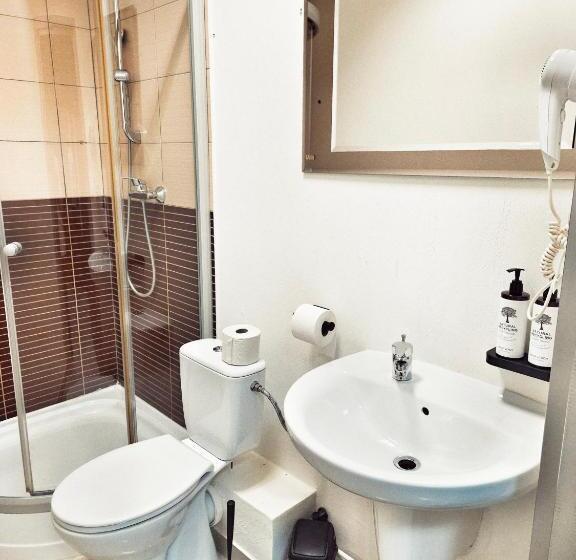 酒店 I Restauracja W Luboniu