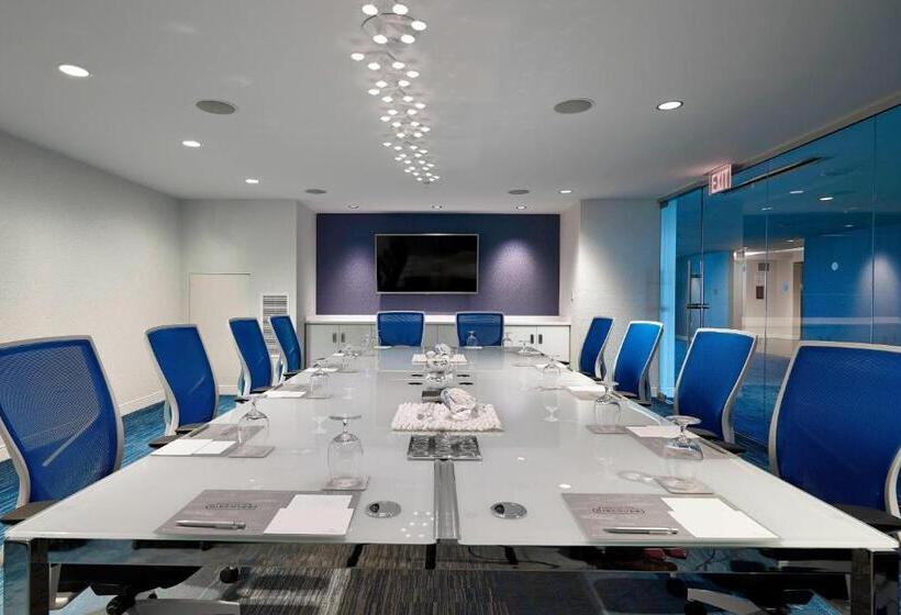 فندق Renaissance Edmonton Airport