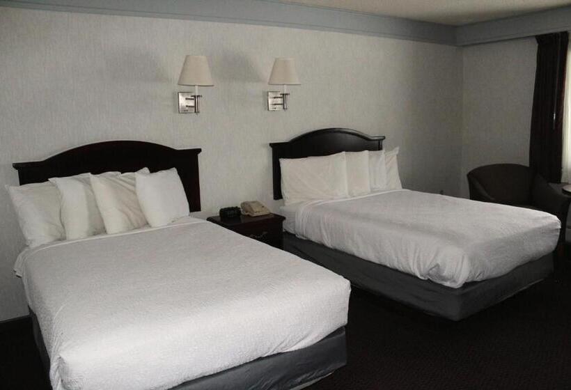 فندق Shiretown Inn & Suites