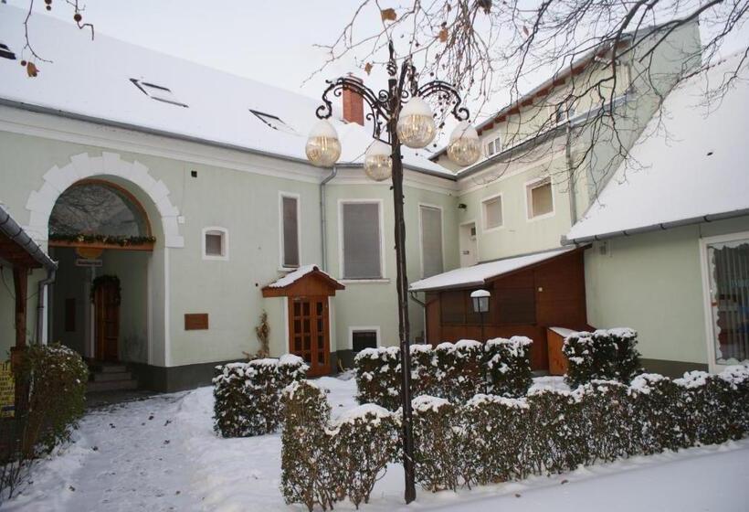 هتل Tinódi Fogadó