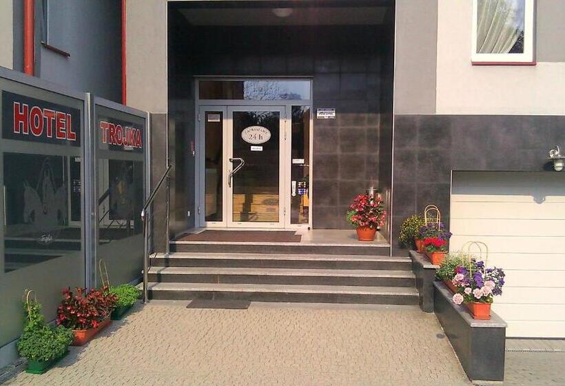 호텔 Trojka