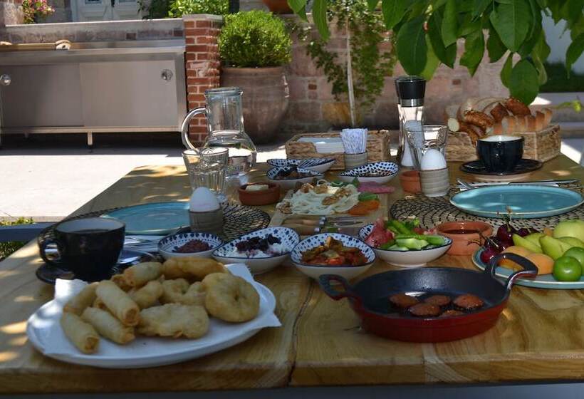 فندق Lunaria Guest House