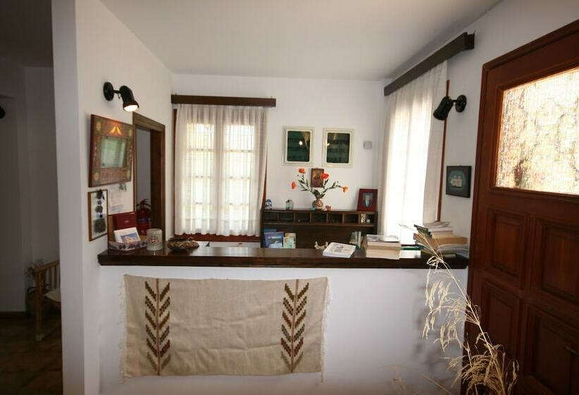 Venetia Apartments