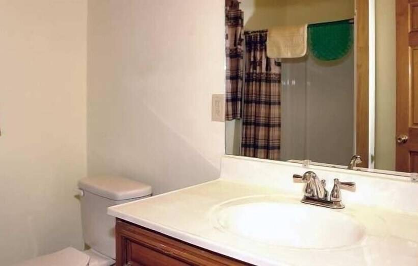 Country   2 Bedrooms, 1 Baths, Sleeps 6 Cabin By Redawning