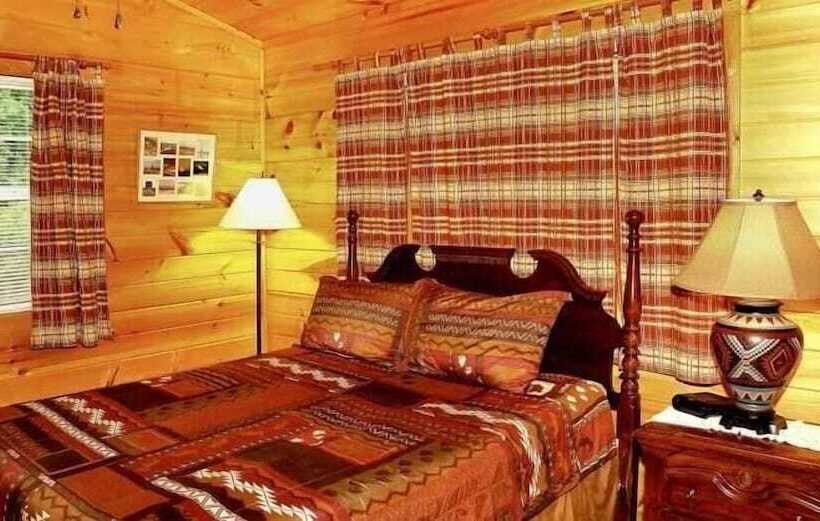 Country   2 Bedrooms, 1 Baths, Sleeps 6 Cabin By Redawning