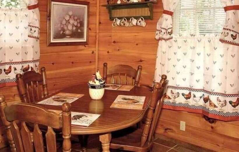 Country   2 Bedrooms, 1 Baths, Sleeps 6 Cabin By Redawning