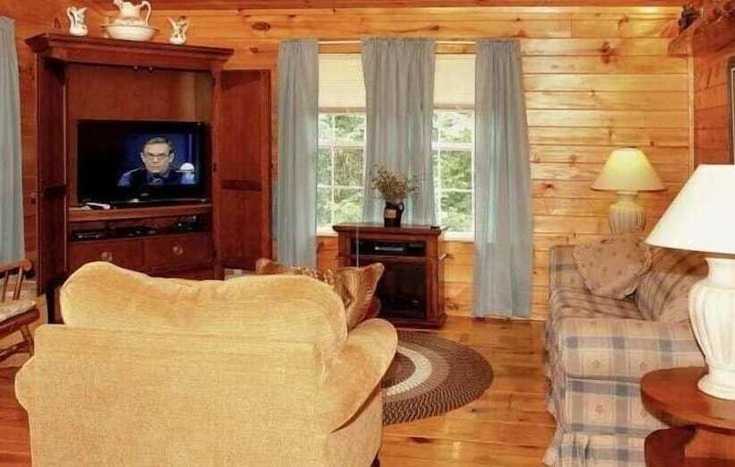 Country   2 Bedrooms, 1 Baths, Sleeps 6 Cabin By Redawning