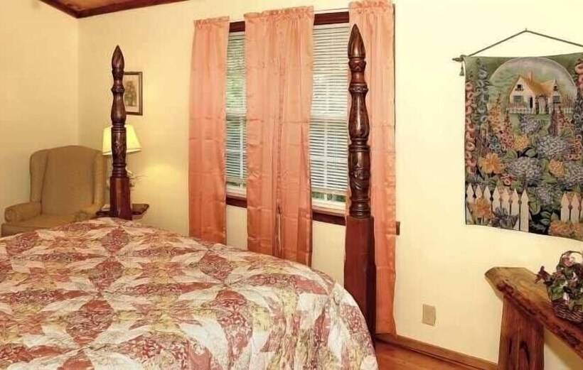 Country   2 Bedrooms, 1 Baths, Sleeps 6 Cabin By Redawning