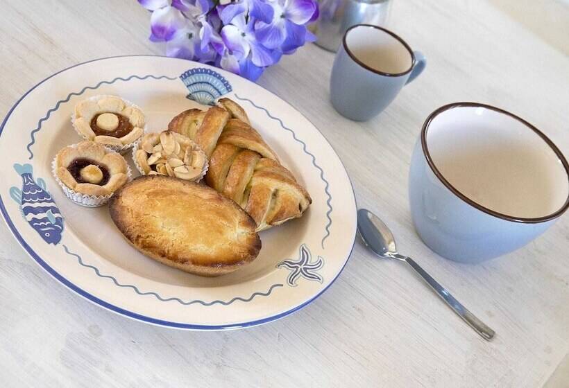 Elegant Detached Trullo With Garden And Terrace Overlooking The Sea!