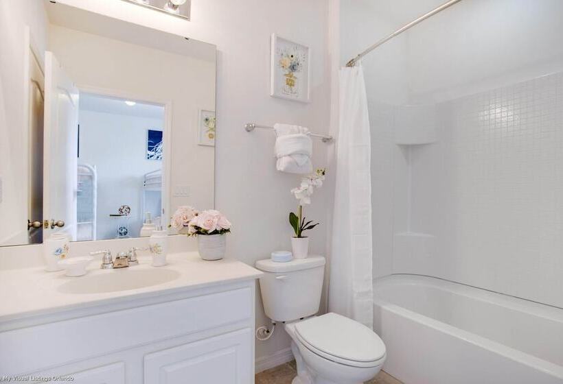 Enjoy The Private View! Roomy Town Home With Pool, 20 Mins From Disney #5st739