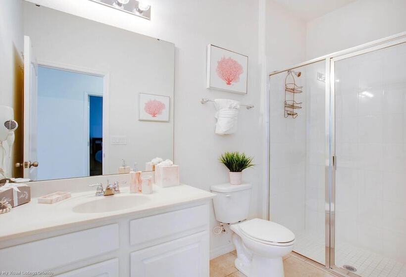 Enjoy The Private View! Roomy Town Home With Pool, 20 Mins From Disney #5st739