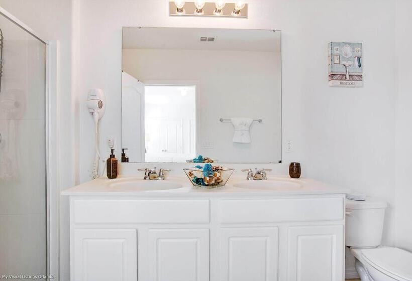 Enjoy The Private View! Roomy Town Home With Pool, 20 Mins From Disney #5st739