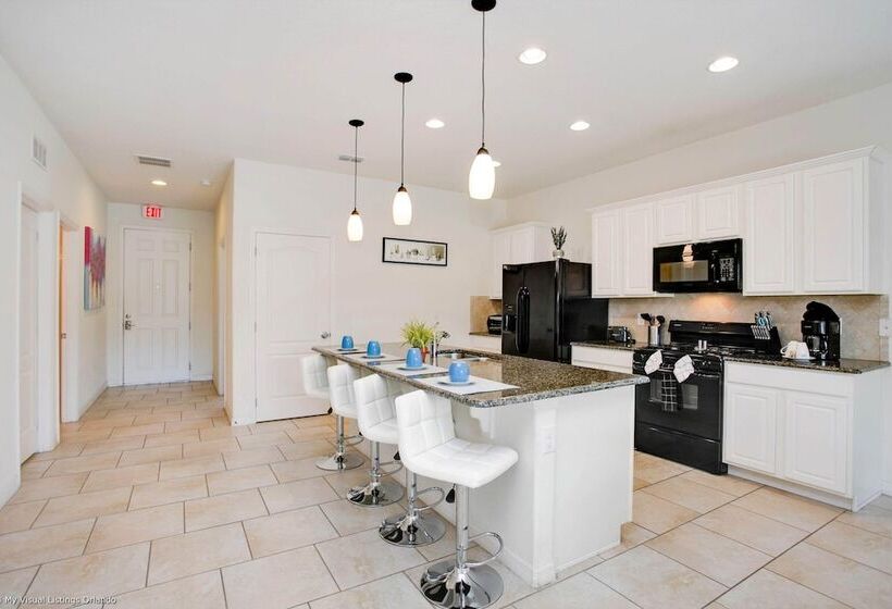 Enjoy The Private View! Roomy Town Home With Pool, 20 Mins From Disney #5st739