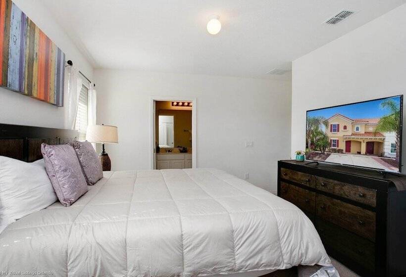 Enjoy The Private View! Roomy Town Home With Pool, 20 Mins From Disney #5st739