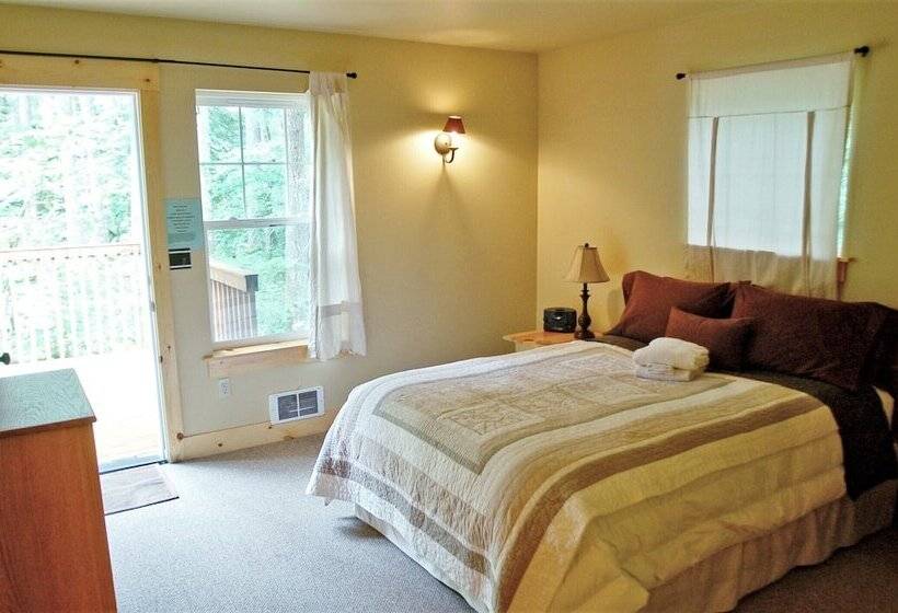 Glacier Springs Cabin #bedrooms, 2 Baths   Hot Tub! Pet Friendly!