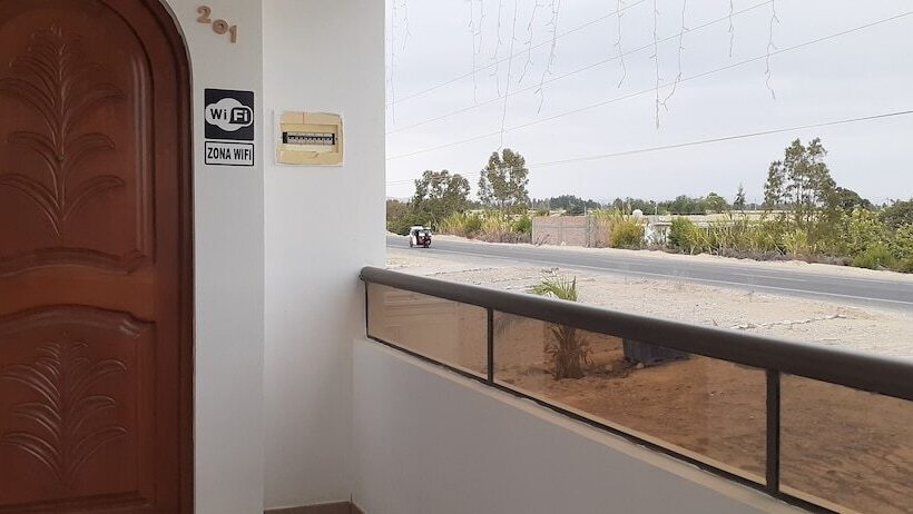 مسافرخانه Backpakers Oasis De Moron