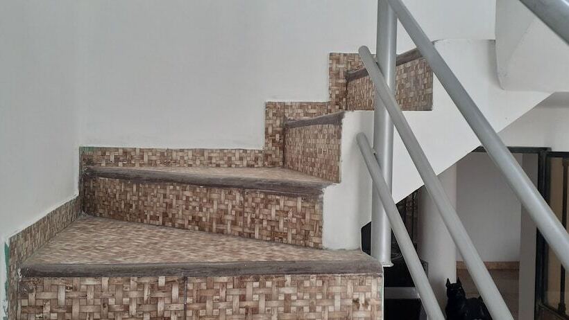 مسافرخانه Backpakers Oasis De Moron